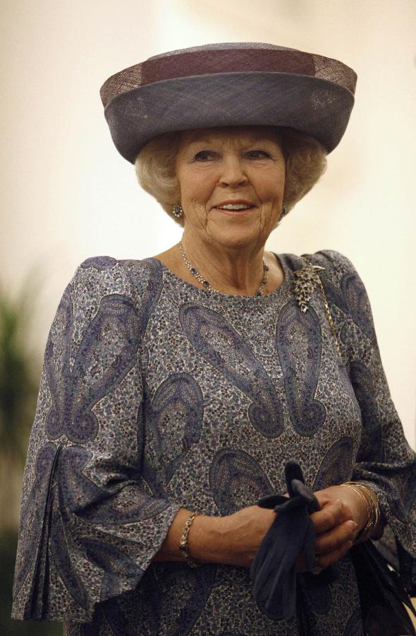 dutch queen beatrix abdicates for son