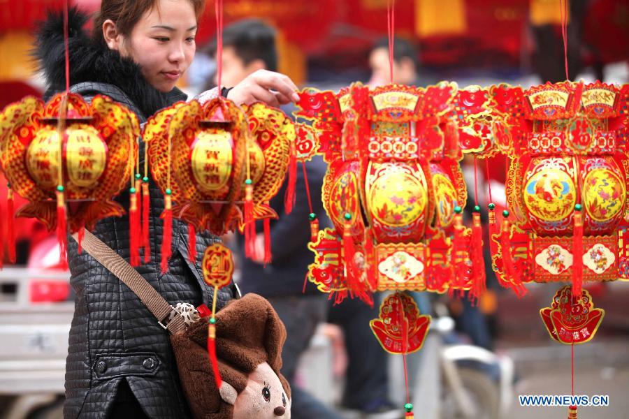 People do the holiday shopping in a Chinese new year goods market in Jinlin, northeast China's Jilin Province, Jan. 29, 2013. As the spring festival drew near, people began their shopping for the celebration. (Xinhua) 