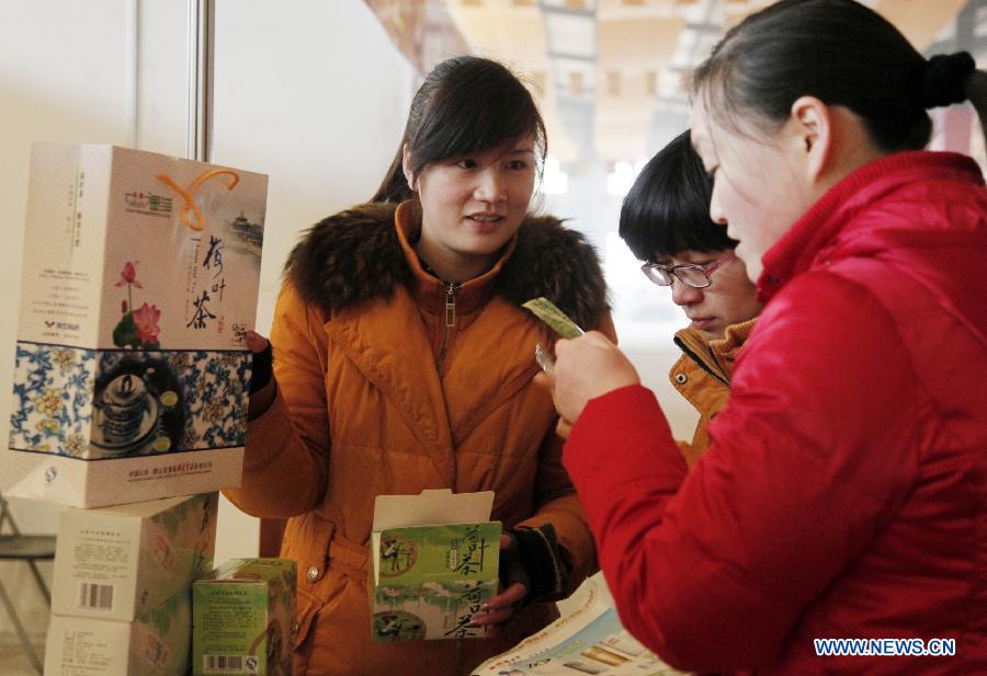 People do the holiday shopping in a Chinese new year goods market in Jinlin, northeast China's Jilin Province, Jan. 29, 2013. As the spring festival drew near, people began their shopping for the celebration. (Xinhua) 