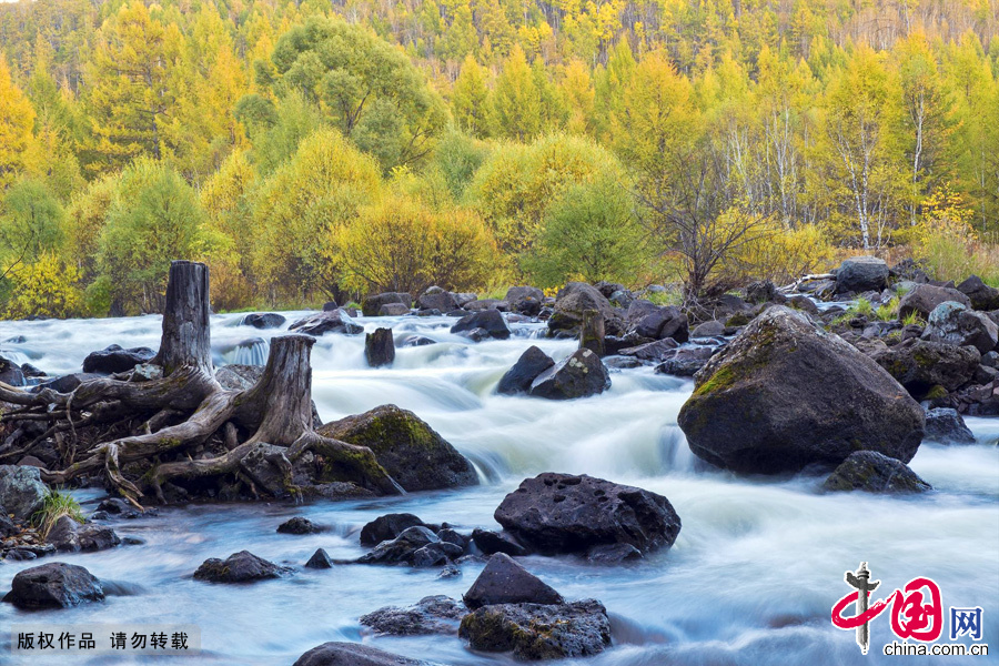 Located at the foot of southwest Daxing'anling Mountains in North China's Inner Mongolia Autonomous Region, A'er Mountain is famous for its mineral springs, abundant volcanic lakes and beautiful forest. 