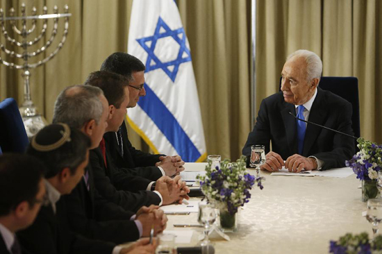Israel's President Shimon Peres (R) talks with representatives from Prime Minister Benjamin Netanyahu's Likud-Beitenu Party in Jerusalem Jan. 30, 2013. [Xinhua Photo]