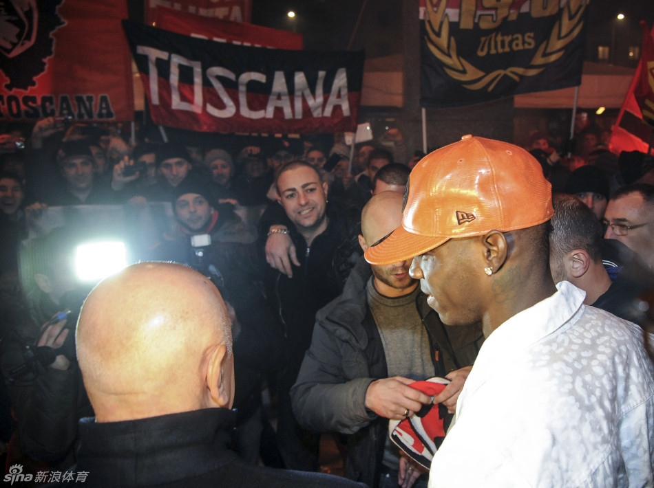 Mario Balotelli was greeted by hundreds of AC Milan fans as he went for dinner.