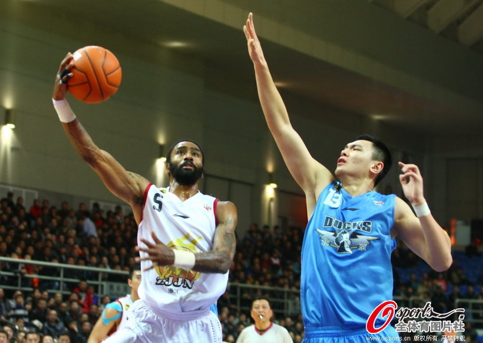 Quincy Douby of Zhejiang goes up for a layup in front of Zhu Yanxi in a CBA game between Beijing and Zhejiang on Jan.30, 2013.