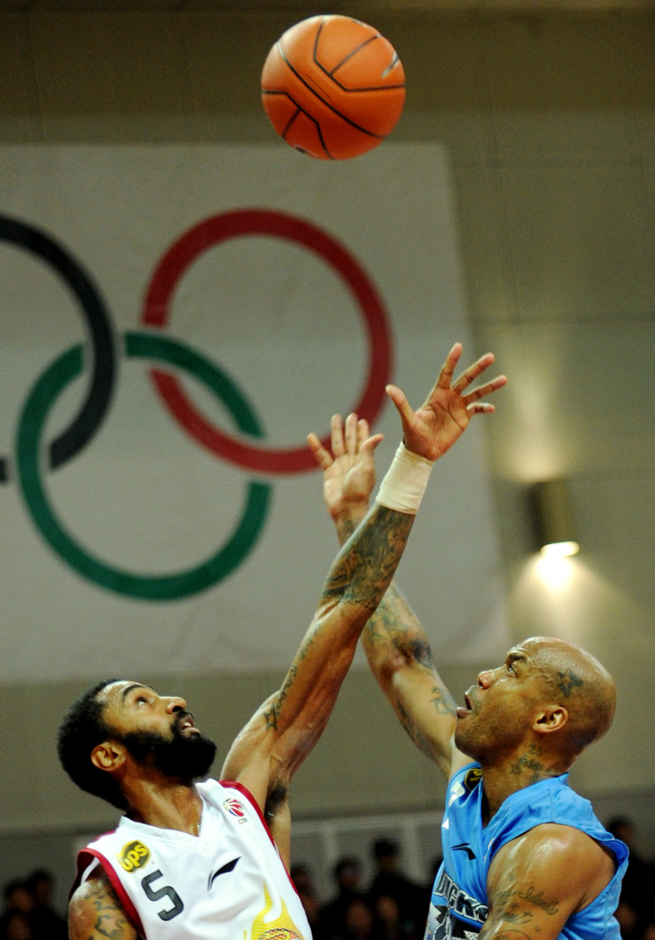Quincy Douby and Stephon Marbury vie for the ball in a CBA game between Beijing and Zhejiang on Jan.30, 2013.