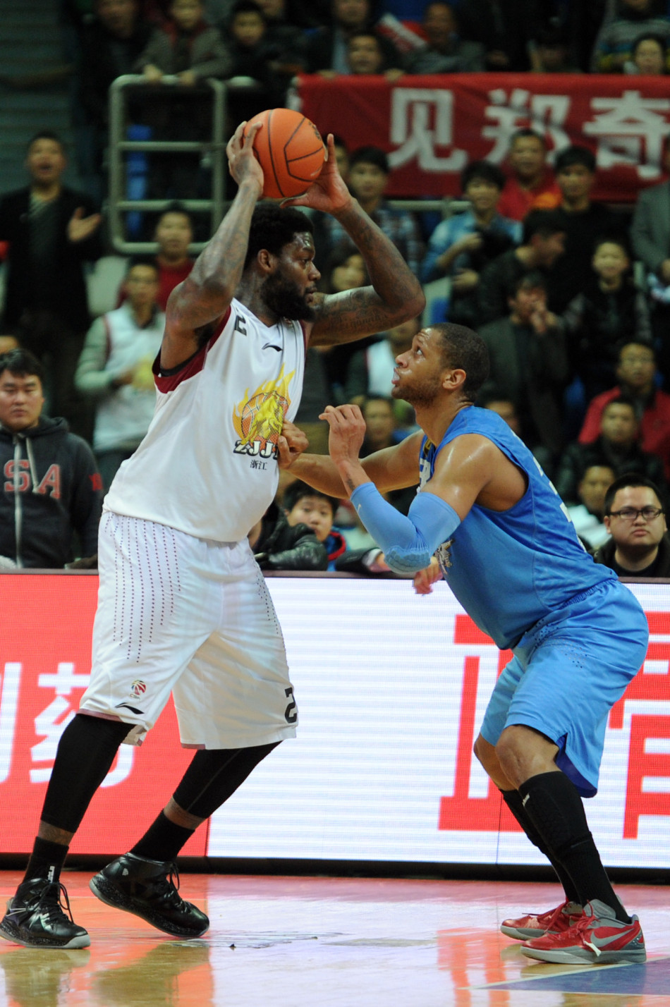 Eddy Curry of Zhejiang Randolph Morris of Beijing face to face in a CBA game between Beijing and Zhejiang on Jan.30, 2013.