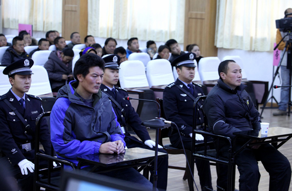 The photo taken on Jan. 26 shows that the 
Intermediate People's Court of the Tibetan-Qiang Autonomous Prefecture 
of Aba gives Lorang Konchok and Lorang Tsering a public trial on the 
charge of intentional homicide. [Photo from Chinanews.com] 