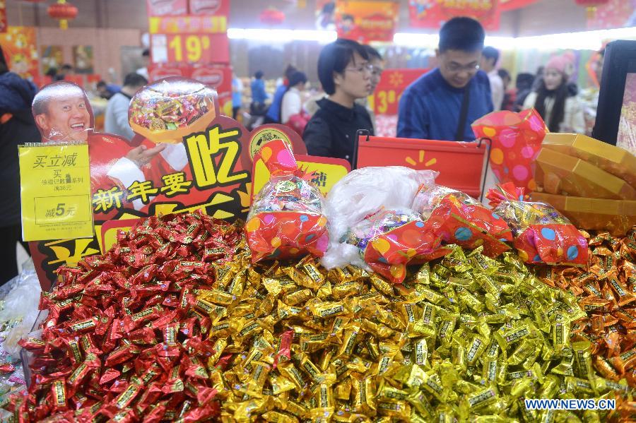 Citizens choose to buy goods for use during the Spring Festival, which falls on Feb. 10, 2013 in Changchun, capital of northeast China's Jilin Province, Jan. 31, 2013. (Xinhua/Lin Hong) 