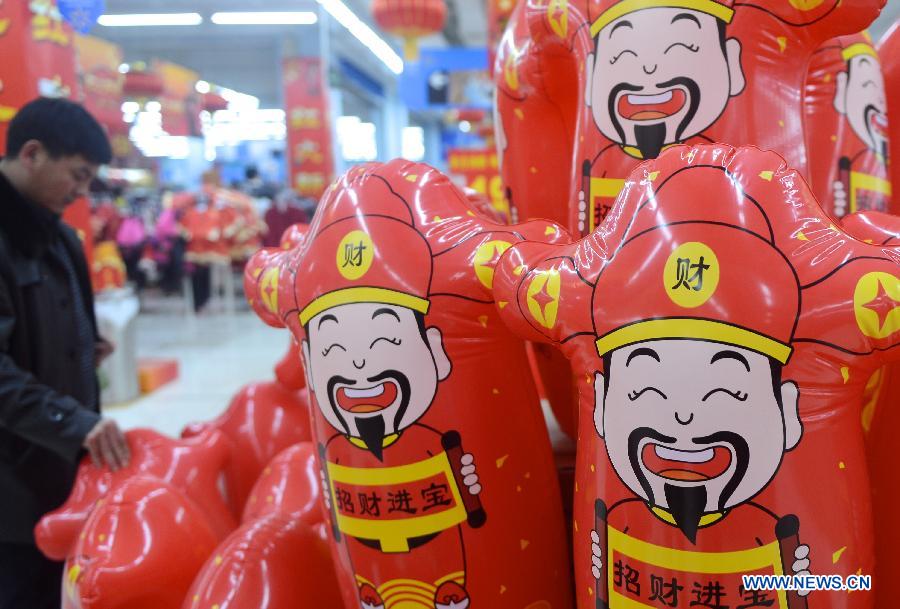 Citizens choose to buy goods for use during the Spring Festival, which falls on Feb. 10, 2013 in Changchun, capital of northeast China's Jilin Province, Jan. 31, 2013. (Xinhua/Lin Hong) 