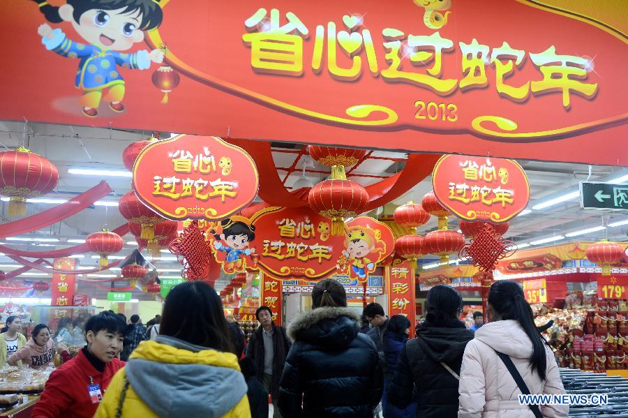 Citizens choose to buy goods for use during the Spring Festival, which falls on Feb. 10, 2013 in Changchun, capital of northeast China's Jilin Province, Jan. 31, 2013. (Xinhua/Lin Hong) 