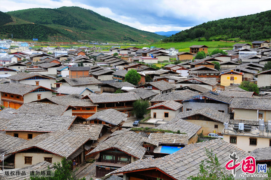 Photo shows the view in Dukezong ancient city of Shangri-la County, Deqen Tibetan Autonomous Prefecture, southwest China's Yunnan Province. Dukezong, which has a history of 1,300 years, means 'Moonlight City' in the Tibetan language. [China.org.cn]