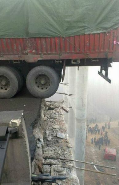 26 people were killed after a highway bridge collapsed in Sanmenxia, central China's Henan Province Friday morning. [Photo: Sina.com.cn]