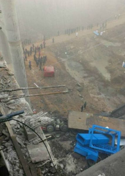 26 people were killed after a highway bridge collapsed in Sanmenxia, central China&apos;s Henan Province Friday morning. [Photo: Sina.com.cn]