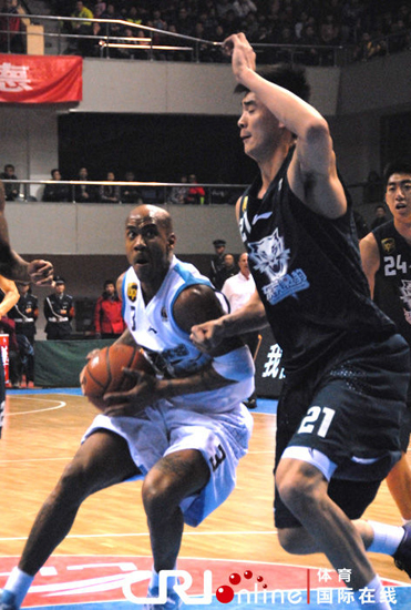 Stephon Marbury scored season-high 48 points and dished out 7 assists as defending champions Beijing Ducks beat Dongguan Marco Polo 118-105 in Chinese Basketball Association (CBA) league on Friday.