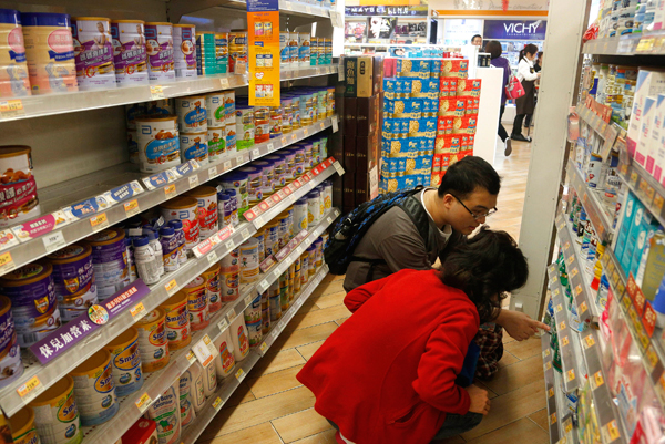 A couple looks at baby formula in a shop in Hong Kong on Friday. [Photo / China Daily]