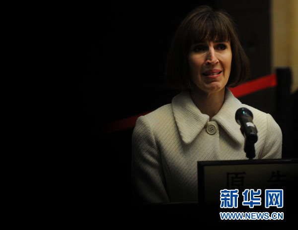 2月3日，李金在法庭上。当日，备受社会关注的“疯狂英语”创始人李阳离婚案在北京市朝阳区法院宣判。法院认定李阳家庭暴力行为成立，判决准予李阳和妻子李金离婚。法院宣判前还依李金申请作出为期3个月的人身安全保护裁定。