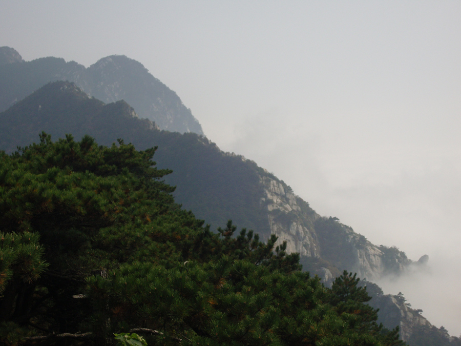 Located on the southern bank of the Yangtze River south of Jiujiang City in northern Jiangxi Province, the Lushan Mountain whole scenic area covers an area of 302 square kilometers, with the 1,474-meter Hanyang Peak as its highest summit. 