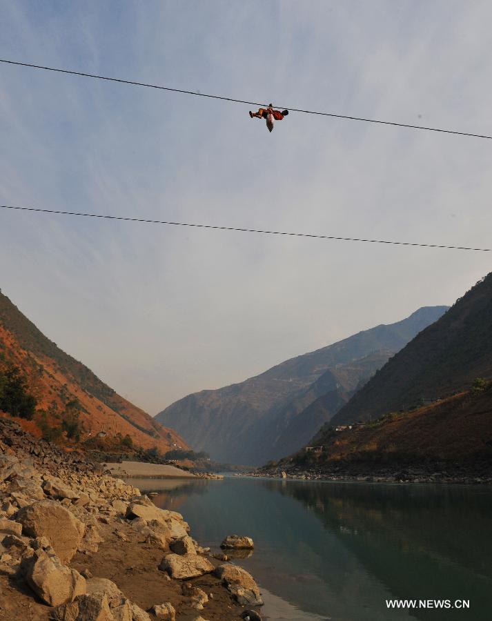 CHINA-YUNNAN-NUJIANG RIVER VALLEY-TRANSPORT-ZIP-LINE (CN)