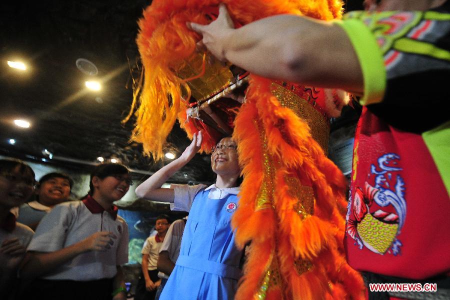 SINGAPORE-UNDERWATER WORLD-LION DANCE