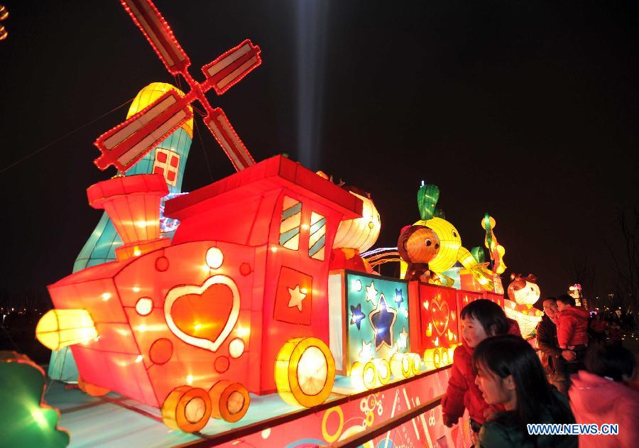 Visitors view festive lanterns during a lantern show in Changsha, capital of central China's Hunan Province, Feb. 5, 2013. 