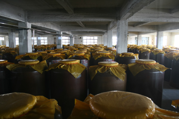 Casks are filled with baijiu for months or years, mellowing out before the liquor is ready for bottling.[Photo: CRIENGLISH.com/William Wang] 