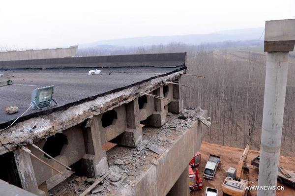 Photo taken on Feb. 2, 2013 shows the bridge collapse accident site in Mianchi County, central China's Henan Province. A part of the expressway viaduct collapsed on Friday morning in an explosion of a truck-load of fireworks. [Xinhua]