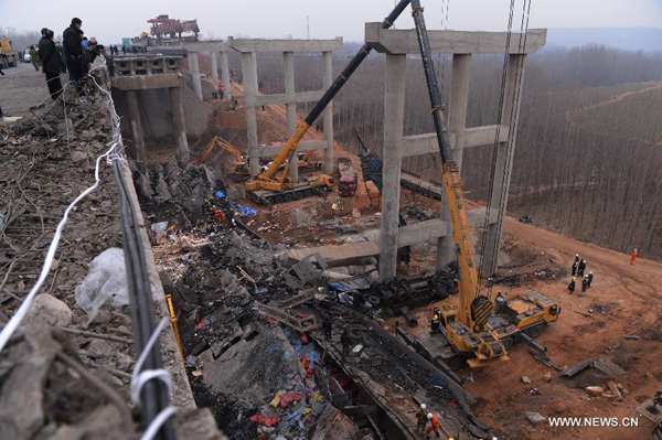 Photo taken on Feb. 2, 2013 shows the bridge collapse accident site in Mianchi County, central China's Henan Province. A part of the expressway viaduct collapsed on Friday morning in an explosion of a truck-load of fireworks. [Xinhua]