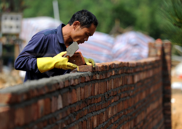A worker uses his skills at a construction site in Ganzhou, Jiangxi province, in October. [Photo/Xinhua]