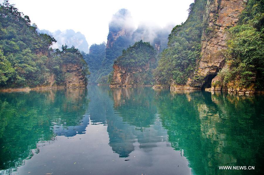 Photo taken on Feb. 1, 2013 shows the scenery of the Baofeng Lake scenic spot in Zhangjiajie City, central China's Hunan Province.