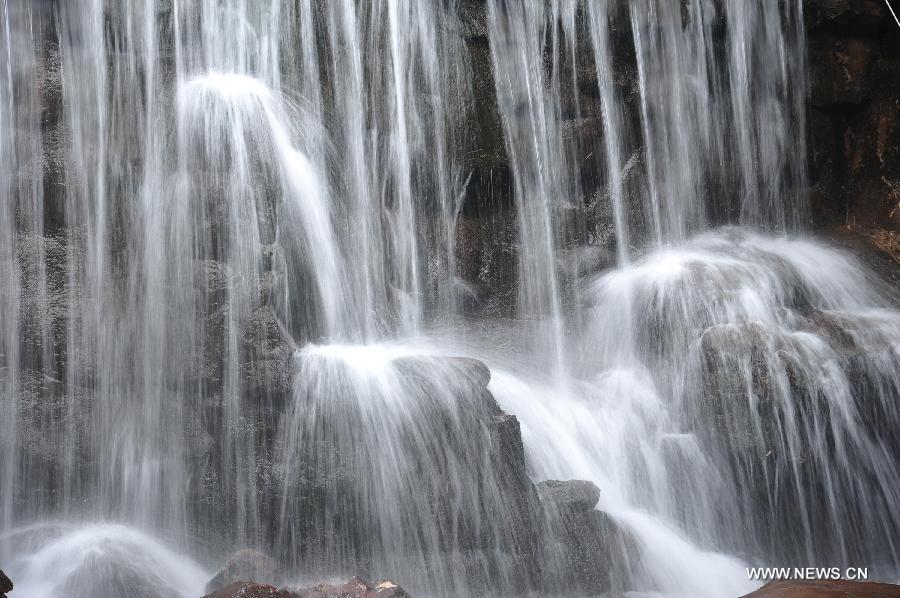 Photo taken on Feb. 1, 2013 shows the scenery of the Baofeng Lake scenic spot in Zhangjiajie City, central China's Hunan Province.