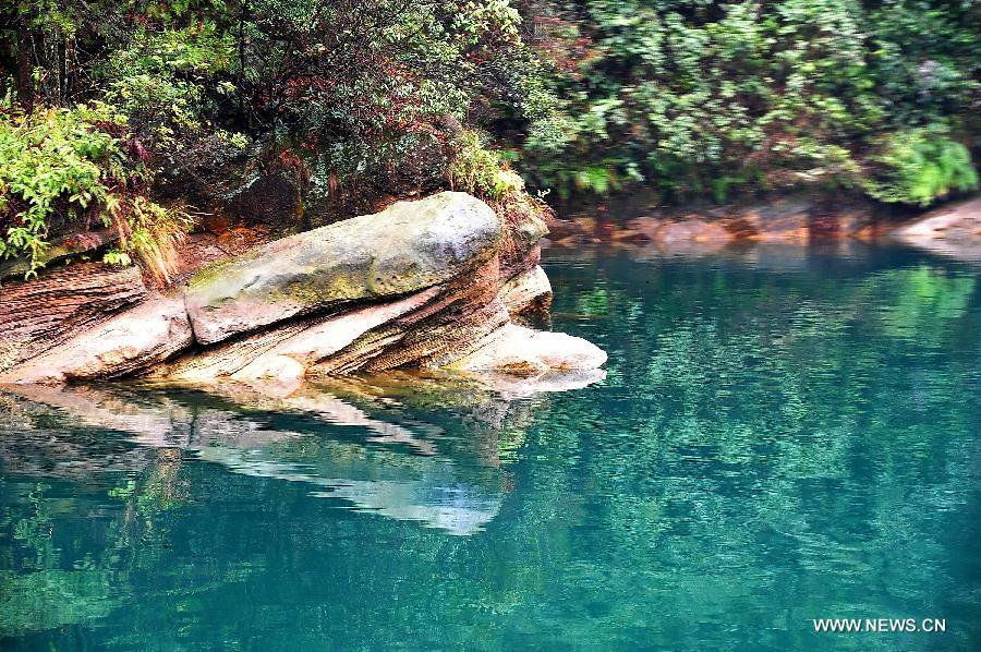 Photo taken on Feb. 1, 2013 shows the scenery of the Baofeng Lake scenic spot in Zhangjiajie City, central China's Hunan Province.