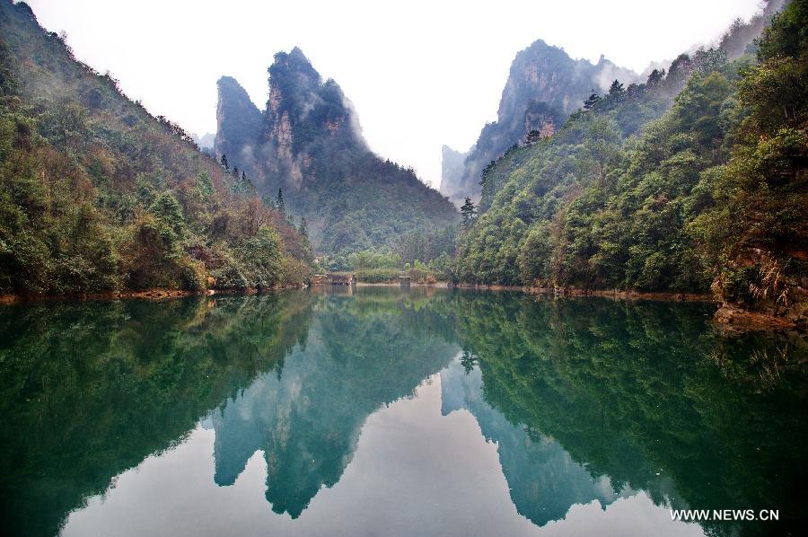 Photo taken on Feb. 1, 2013 shows the scenery of the Baofeng Lake scenic spot in Zhangjiajie City, central China's Hunan Province.