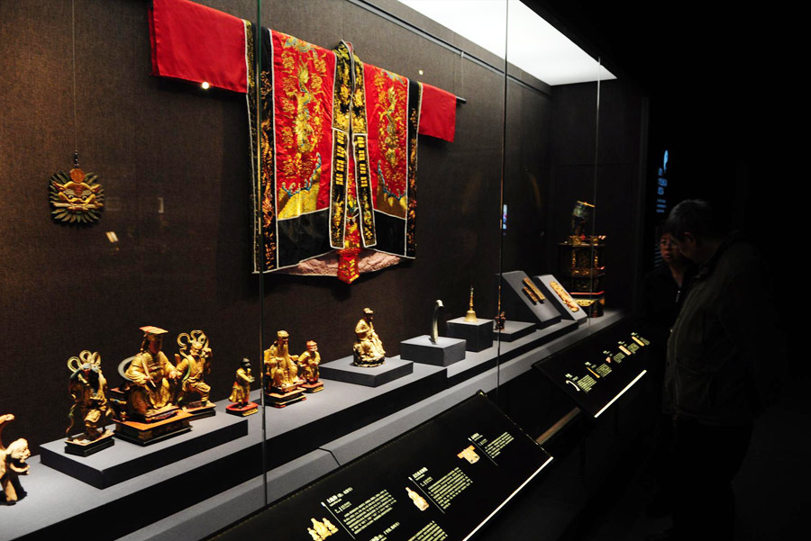 'Religious Art and Culture from Taipei Museum of World Religions' exhibition, which was opened on Dec. 28, 2012, gives an introduction to world religions by demonstrating 104 religious relics and multimedia information. [China.org.cn]