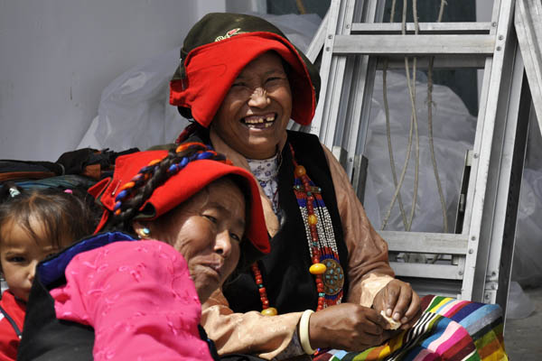 smiling tibetans [dbw.cn] 