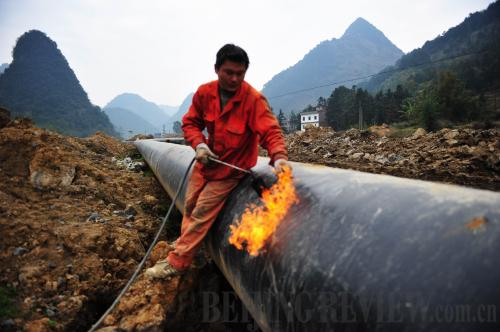 A worker fixes a leak on the China-Myanmar oil and gas pipeline on January 25 at a construction site in Xincheng County, south China's Guangxi Zhuang Autonomous Region. The pipeline is scheduled to be completed by May 30 [Fan Shaoguang]