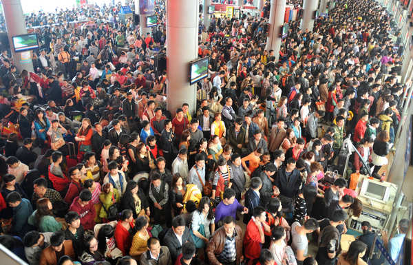 A large number of passengers wait for buses home for Spring Festival at Langdong Bus Station in Nanning, the Guangxi Zhuang autonomous region, on Thursday. [LU BO'AN / XINHUA]