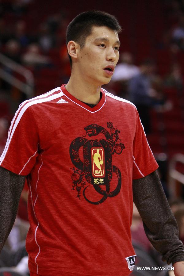 Jeremy Lin of Houston Rockets wears special T-shirt with Chinese characters 'the year of snake' to mark the Chinese Lunar New Year in Houston, the United States, on Feb. 8, 2013. [Xinhua]