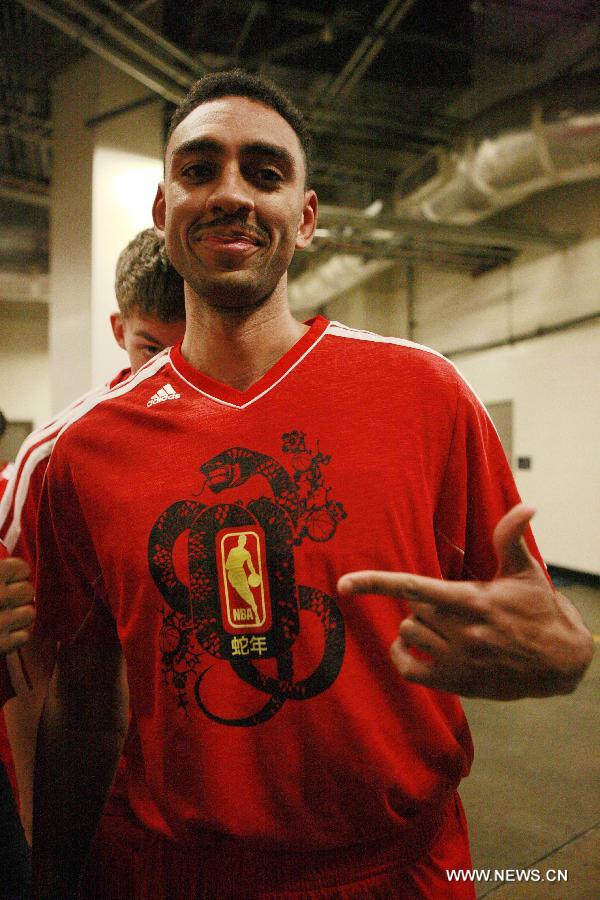 Jared Jeffries of Houston Rockets wears special T-shirt with Chinese characters 'the year of snake' to mark the Chinese Lunar New Year in Houston, the United States, on Feb. 8, 2013. [Xinhua]