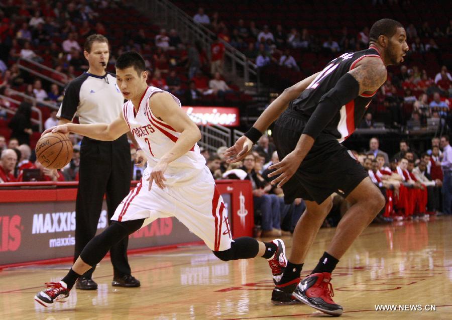 Jeremy Lin of Houston Rockets (L) controls the ball during the NBA basketball game against Portland Trail Blazers in Houston, the United States, on Feb. 8, 2013. [Xinhua]