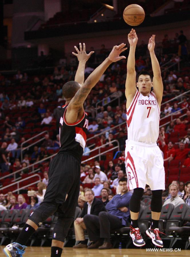 Jeremy Lin of Houston Rockets (R) shoots during the NBA basketball game against Portland Trail Blazers in Houston, the United States, on Feb. 8, 2013. [Xinhua]