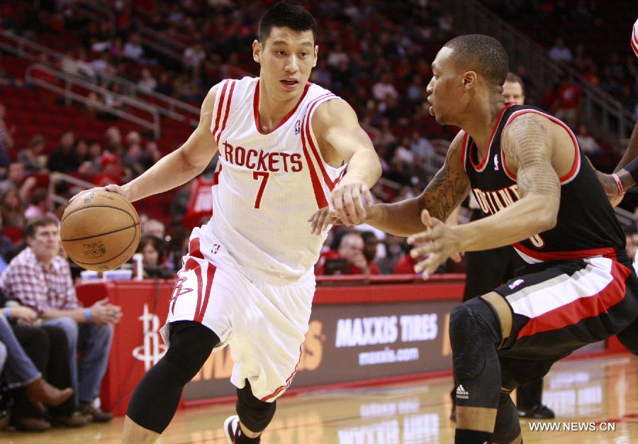 Jeremy Lin of Houston Rockets (L) controls the ball during the NBA basketball game against Portland Trail Blazers in Houston, the United States, on Feb. 8, 2013. [Xinhua]