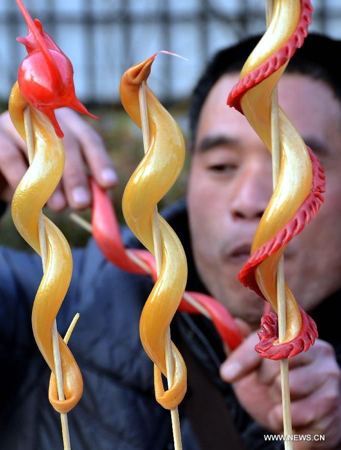  Photo taken on Feb. 9, 2013 shows a man making candy snakes in Zhengzhou, capital of central China's Henan Province. 2013 is the Year of the Snake in the Chinese Zodiac. Chinese Zodiac is represented by 12 animals to record the years and reflect people's attributes, including the rat, ox, tiger, rabbit, dragon, snake, horse, sheep, monkey, rooster, dog and pig.[Xinhua/Wang Song]