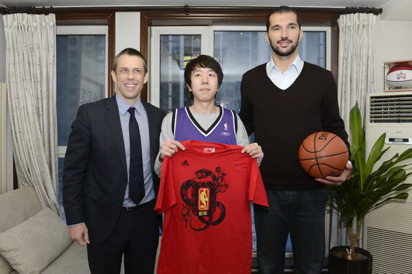 Former NBA star Peja Stojakovic celebrates Chinese New Year with his Chinese Fan Chinese fan on Feb 7, one day before the Chinese New Year's Eve. [q.sohu.com]