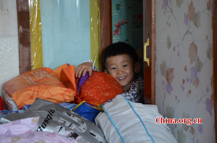  Sneaking in and out of the wardrobe in his grandpa's 15-square-meters house is Gao Yubo's favorite game. [By Gong Yingchun/China.org.cn]