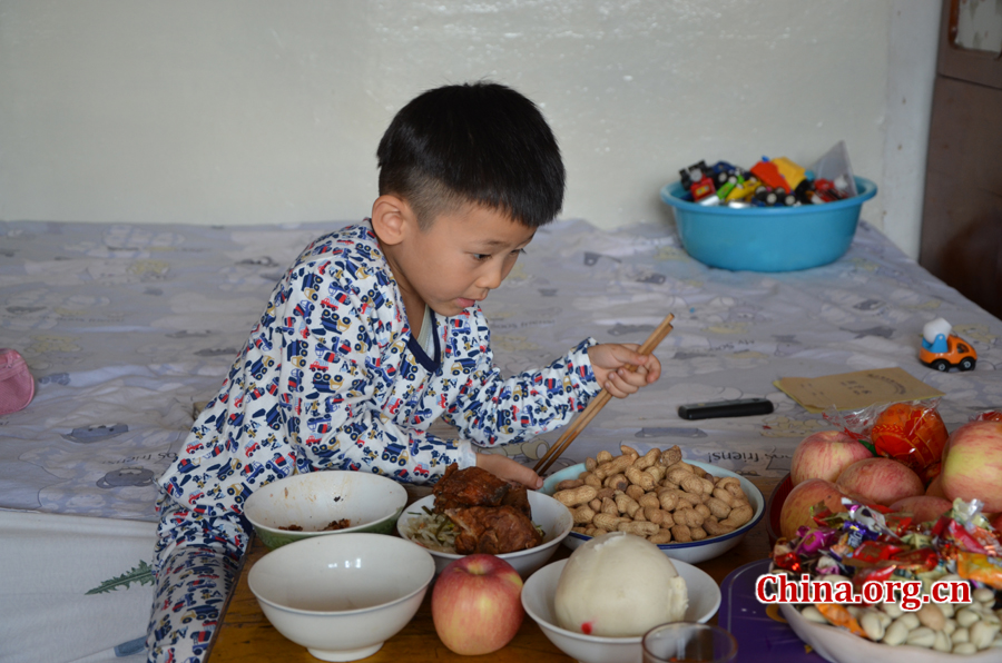 Gao Yubo enjoys meal at Grandpa's. 