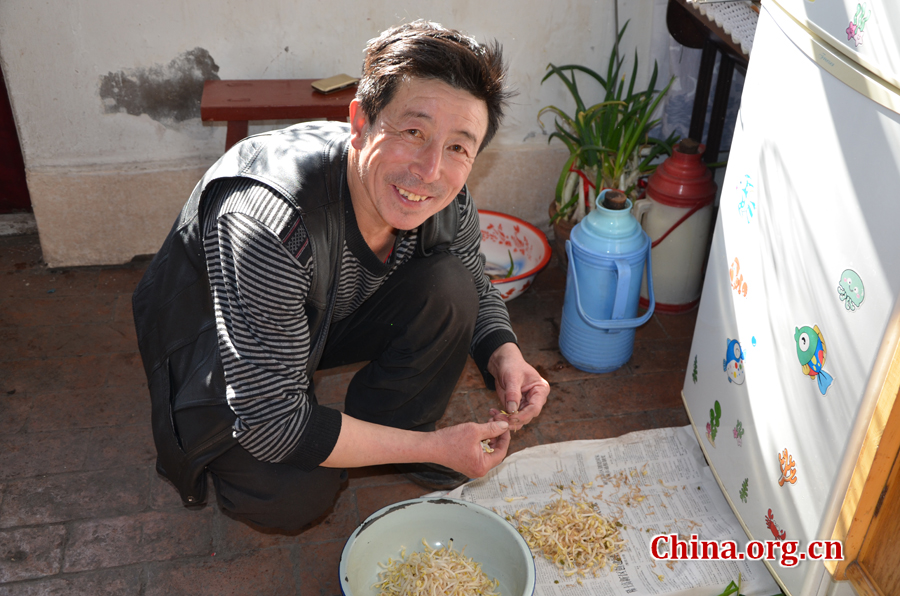 Gao Yubo's grandpa makes preparations for the New Year's Eve banquet. [By Gong Yingchun/China.org.cn]