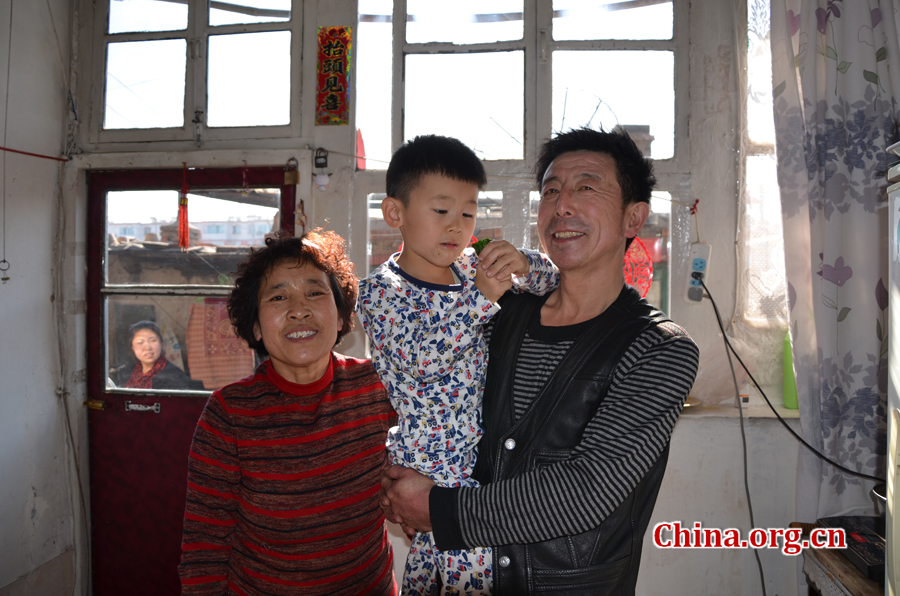 Gao Yubo and his grandparents. [By Gong Yingchun/China.org.cn]