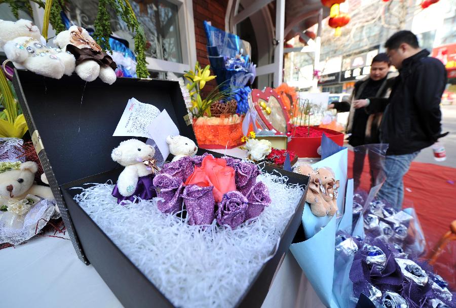 Bouquets decorated with dolls are seen outside a flower shop in Yinchuan, capital of northwest China's Ningxia Hui Autonomous Region, Feb. 13, 2013. Florists in Yinchuan began their preparation of bouquets for the upcoming Valentine's Day. (Xinhua/Peng Zhaozhi) 