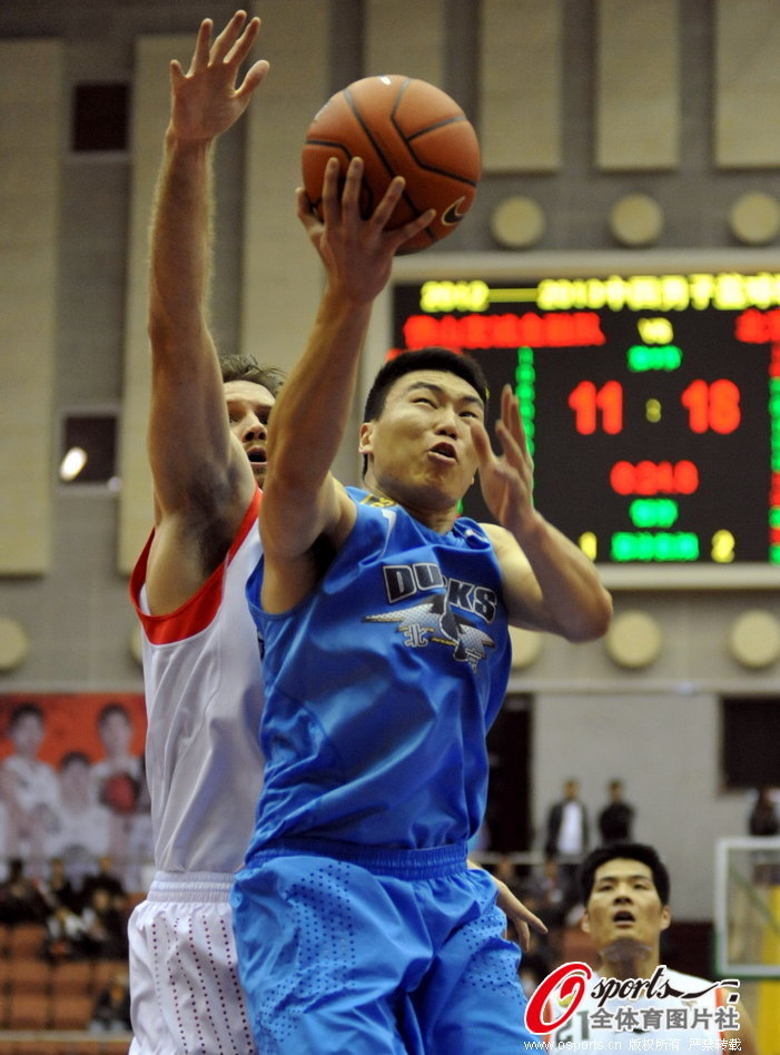 Li Gen of Beijing goes up for a basket in a CBA match between Beijing and Foshan on Feb.15, 2013.