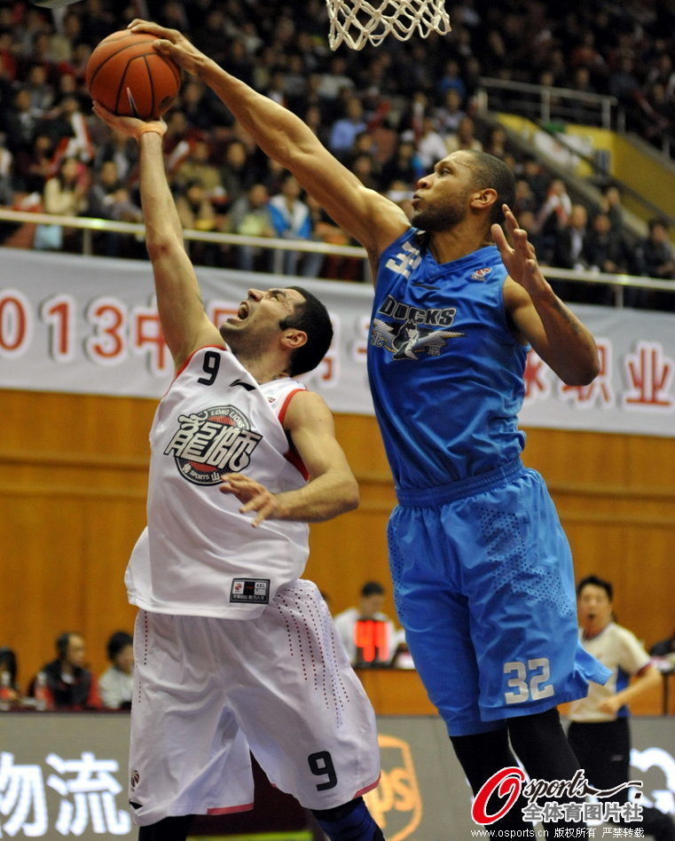  Randolph Morris of Beijing blocks Michel Madanly's shot in a CBA match on Feb.15, 2013.