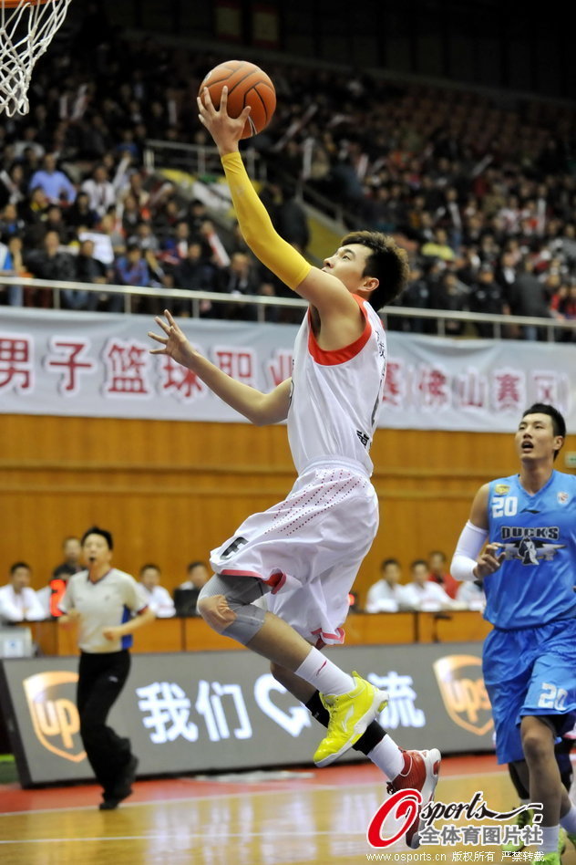 Zeng Lingxu of Foshan goes up for a basket in a CBA game between Beijing and Foshan on Feb.15, 2013.